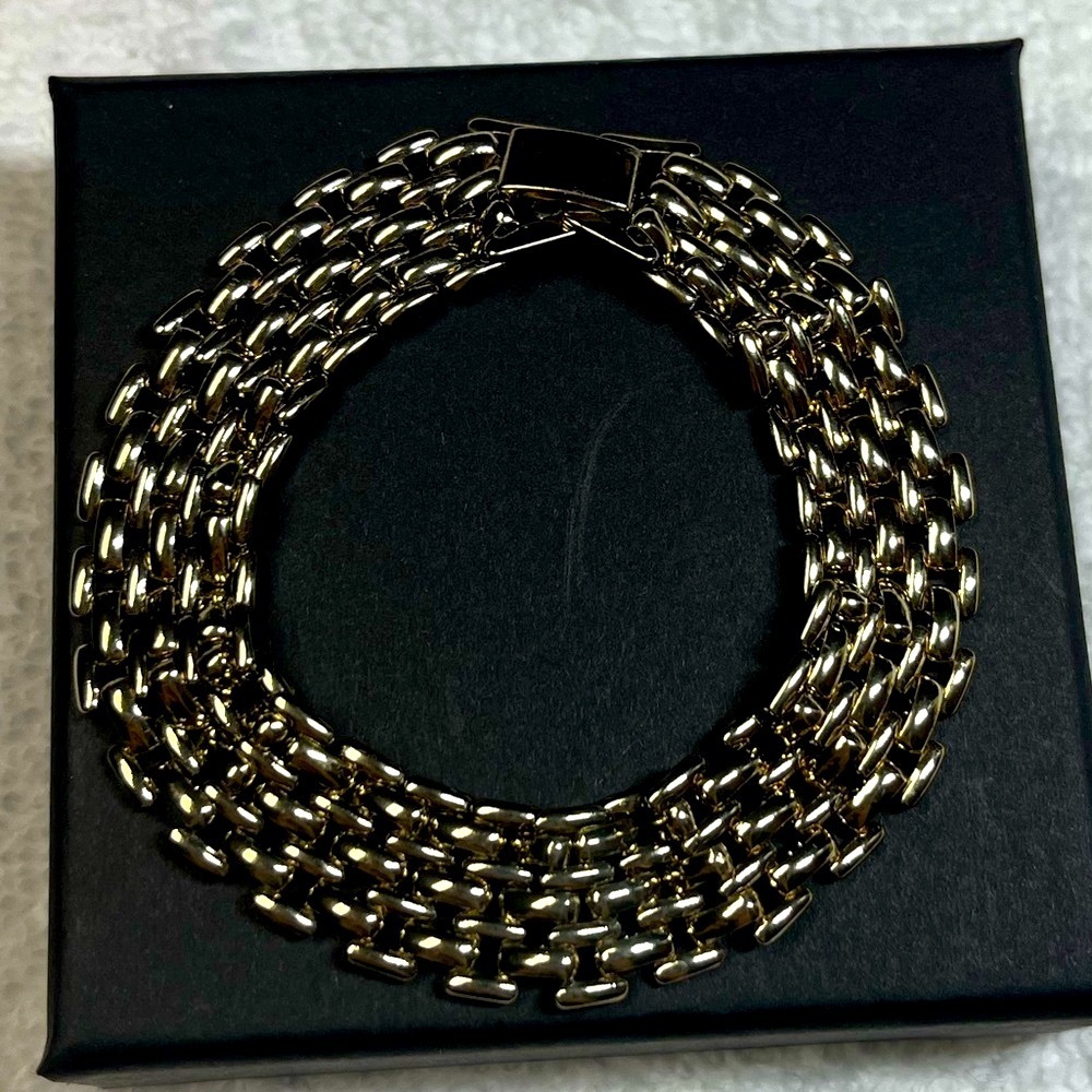 Vintage gold tone bracelet. Substantial stand out piece. Beauty!!!